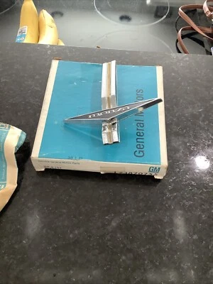 Emblema de cabecera Monza Corvair 1965-1966 3870755 Foto 1 de 4