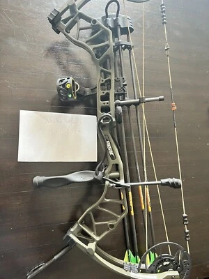 🔥Bear Whitetail Legend Pro Compound Bow RTH Package 25"-30"/ 55-70# 339 FPS!🔥 - Image 1 of 4