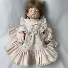 The Grayson Doll House Porcelanowa lalka "Sugar Britches" Różowa i koronkowa sukienka z wykończeniem