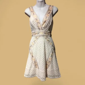 Vestido de encaje BCBG MAXAZRIA Fauve $368 nuevo con etiquetas crema y bordado boho chic mini 2 4F - Imagen 1 de 7