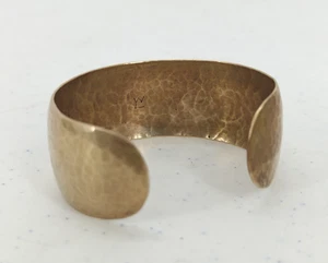 Gehämmerte Manschette Messing Armband Schmuck Vintage signiert L.W. Metall WL LW 2 1/4" breit - Bild 1 von 10