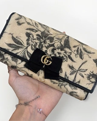 Cartera Larga Gucci Herbario Cinta Patrón de Flores Doble Pliegue Logo GG Negra Beige Foto 1 de 4