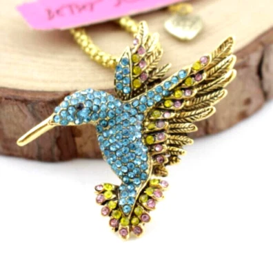 Colar pingente ouro beija-flor azul cristal rosa Betsey Johnson bolsa presente grátis - Imagem 1 de 4