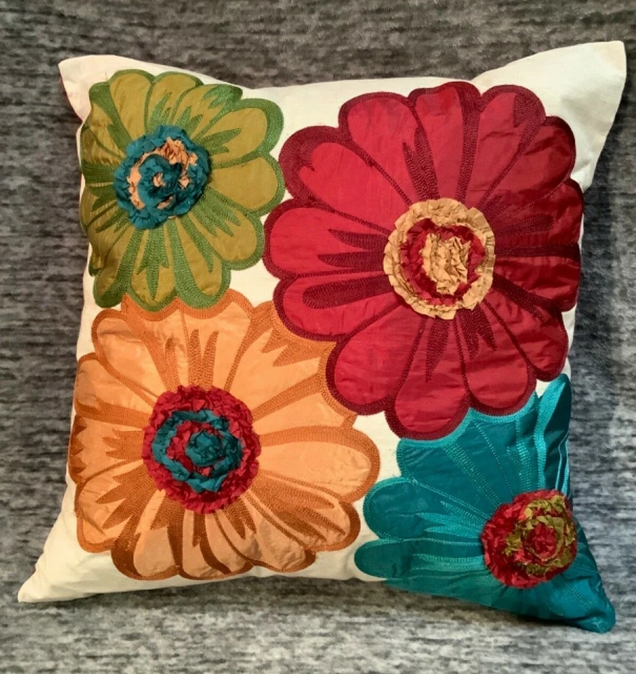 Almohada Floral Bordada Pier 1 Imports (1) Rojo Azul Verde Amarillo 18" x 18" Nueva con Etiquetas Foto 1 de 4