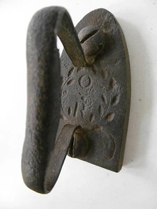 ANCIEN PETIT FER A REPASSER EN FONTE 8,5 CM - RUBANS/DENTELLE/ENFANT XIXè - Picture 1 of 6