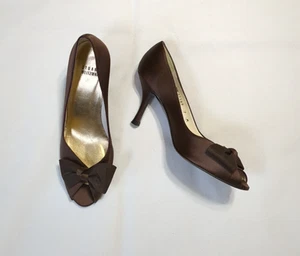 Stuart Weitzman Talla 7 M Marrón Satinado Punta abierta Zapatos Arco Bombas Tacones - Imagen 1 de 12