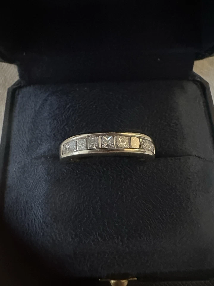 Hermosa banda de diamantes talla princesa 14 K.   Esta banda de diamantes es de .50 T.D.W. Foto 1 de 3