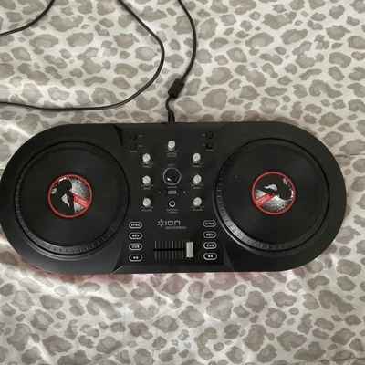 Sistema informático Ion Discover DJ doble tocadiscos controlador USB para Mac PC funcionando Foto 1 de 4
