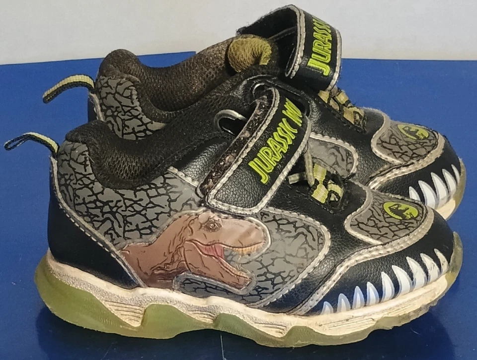 Zapatos para niños pequeños Jurassic World talla 6 T-Rex dinosaurio gancho y bucle negro verde Foto 1 de 4