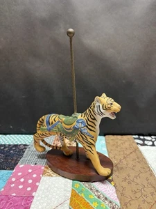Tigre Franklin Mint 1988 Tesoro de Carrusel Arte Porcelana Estatuilla Base Madera - Imagen 1 de 5