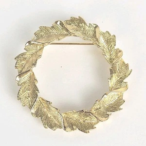 Vtg Gerry's Brooch Pin~Christmas Holiday Wreath Goldtone~1.5" - Picture 1 of 3