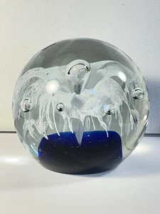 Magnum Glas weiß Geist Blume kontrolliert Blase kobaltblau Briefbeschwerer - Bild 1 von 10