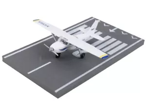 Avión Cessna 172 blanco con rayas azules y amarillas "N470ES" con secta de pista - Imagen 1 de 2