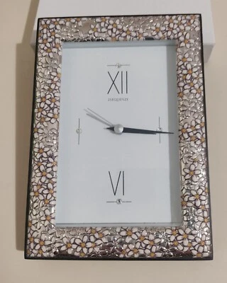 Orologio sveglia da tavolo Sequenze in lamina d'argento con supporto in metallo. - Immagine 1 di 4