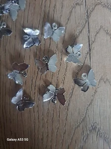 Lot de 10 breloques en métal argenté papillon d'environs 1.1 x 1.5 cm (A127) - Picture 1 of 2