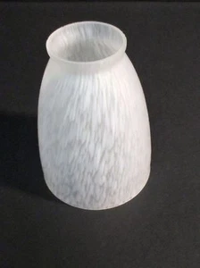 Aplique de luz con pantalla de vidrio de arte manchado blanco moteado en forma de campana 2-1/4" cuello - Imagen 1 de 5