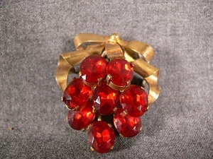ANTIQUE CZECHOSLOVAKIA RED FACETED GLASS STONES ON A GOLD TONE BROOCH C CLASP - Picture 1 of 3