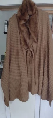 Capa Dennis by Dennis Basso Corbata Abierta Frontal Sin Mangas con Imitación Desmontable... Foto 1 de 4