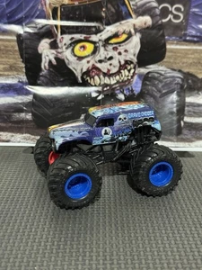 Monster Jam Fire Ice Split Grave Digger 5er Pack rot blau lose Truck 1/64 bespielt - Bild 1 von 4