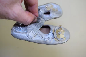 Robeez Bebé Infantil Niña 6 12 Meses Zapatos Correa Flores Cuero Suave Plateado - Imagen 1 de 12