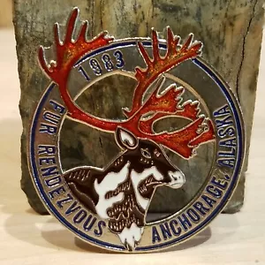 Nuevo Pin Rondy 1983 Fur Rendezvous Caribú Reno Anchorage AK - Swanky Barn - Imagen 1 de 12