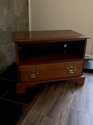 Soporte de TV pequeño vintage de roble Pennsylvania House Foto 1 de 4