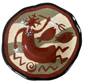 Tazón de cerámica Rob Sanders 9"" Warrior patrón petroglifo terracota y tonos tierra - Imagen 1 de 7