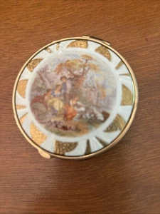VINTAGE ZELL FIFTH AVENUE MAKEUP POWDER COMPACT GOLD TONE BRASS & WHITE PIC CASE - Picture 1 of 10