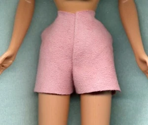 BAMBOLA BARBIE VESTITI ORIGINALI FATTI A MANO - PANTALONCINI ROSA SCAMOSCIATI VERA PELLE - Foto 1 di 2