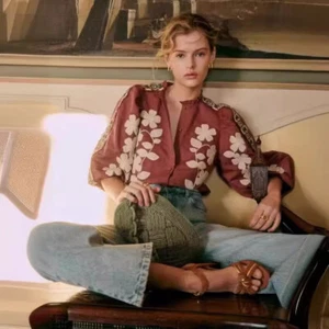 Camisa para mujer Sezane floral bordada con botones delanteros manga hinchada - Imagen 1 de 19