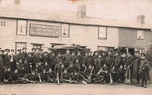 GRUPO DE SOLDADOS DE LA PRIMERA GUERRA MUNDIAL CON HACHAS FUERA DE UN PUB DE LONDRES Y BURTON RP - Imagen 1 de 2