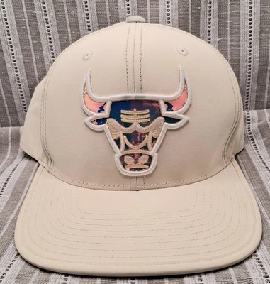 Mitchell & Ness. Boné Snapback Cáqui e Dourado Chicago Bulls. Efeito holograma.  - Imagem 1 de 4