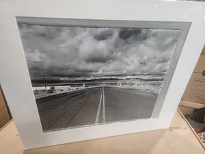 FOTOGRAFÍA FIRMADA TITULADA 16 X 20 ENE FAUL FOTOGRAFÍA EN BLANCO Y NEGRO CARRETERA 11/50 - Imagen 1 de 11