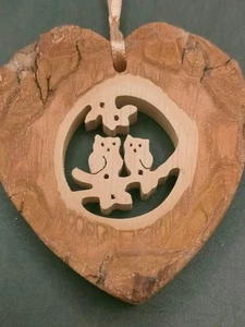 Bezauberndes handgeschnitztes Holz Herz Ornament - zwei Eulen Design, rustikale Oberfläche, 7 cm - Bild 1 von 4