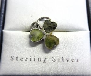 Vintage SOLID SILVER & CONNEMARA MARBLE Lucky Shamrock BRACELET CHARM Pendant - Picture 1 of 3