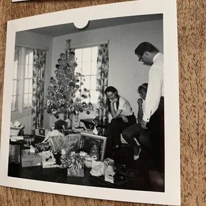 Árbol de Navidad pompón foto de aluminio vintage de los años 60 MCM con regalos de 3,5" #D - Imagen 1 de 2