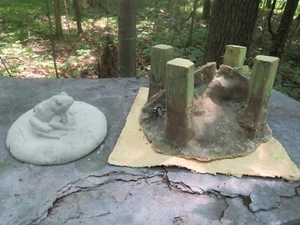8 1/2" Concrete Cement Frog on Round Base Latex Mold w/Fiberglass Backing - Picture 1 of 7