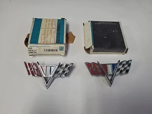 NOS GM 1964 1965 1966 1967 Chevelle Nova Camaro Flag Fender Emblem 384031 Pair - Bild 1 von 7