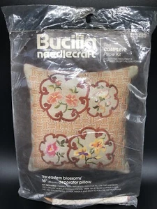Vintage Bucilla Needlecraft Far Eastern Blossoms Crewelwork Kissenbezug 3485 - Bild 1 von 3