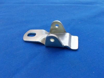 Yamaha NOS 256-24718-00.  Soporte de pestillo de asiento.  XS1 XS2 TX650.   Y803. Foto 1 de 4