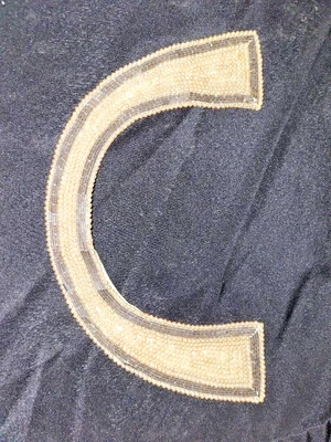 Cuello vintage 1950 con cuentas con forro satinado mancha en el forro Foto 1 de 4