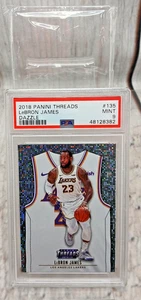 Camiseta deportiva Panini Threads LeBron James Dazzle #135 2018 blanca PSA 9 como nueva Lakers SP - Imagen 1 de 11