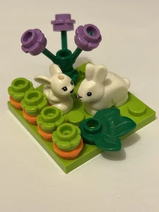 LEGO CONEJOS BLANCOS CONEJOS DE PASCUA EN PARCHE DE ZANAHORIA BEBÉ CONEJO FLORES VEGETALES CIUDAD - Imagen 1 de 4