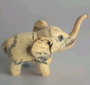 Estatuilla de elefante vintage hecha a mano concha de ostra tronco Filipinas 2,5" - Imagen 1 de 11