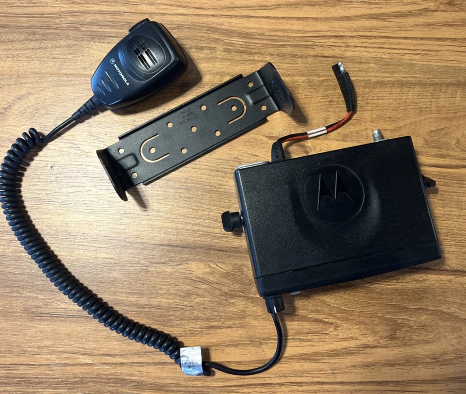 Motorola Radius CM200 UHF 438-470Mhz 40W 4Ch Analog Mobile Radio AAM50RPC9AA1AN - Image 1 of 4