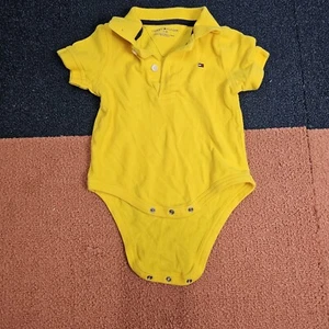 Tommy Hilfiger Baby Infant Polo SS T-Shirt One Peice 12m Yellow Snaps Logo R4a - Picture 1 of 7