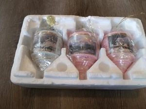 3 ORNAMENTI NATALIZI THOMAS KINKADE ROSA BIANCO DA COLLEZIONE - Foto 1 di 1