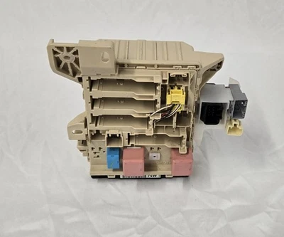 Toyota Camry 2011 2,5 L cabina caja de fusibles relé conjunto de unidad módulo de conexión Foto 1 de 4