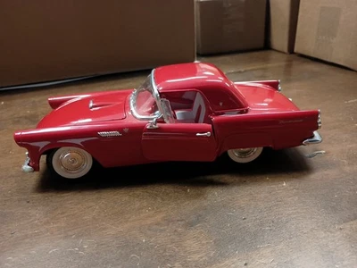 Ford Thunderbird 1955 convertible Revell, techo desmontable escala 1:18. Foto 1 de 4