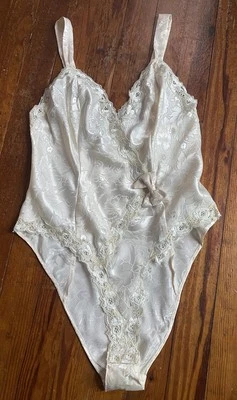 Peluche con lazo de encaje satinado etiqueta dorada Victoria's Secret de colección años 90 *defecto* pequeño Foto 1 de 4